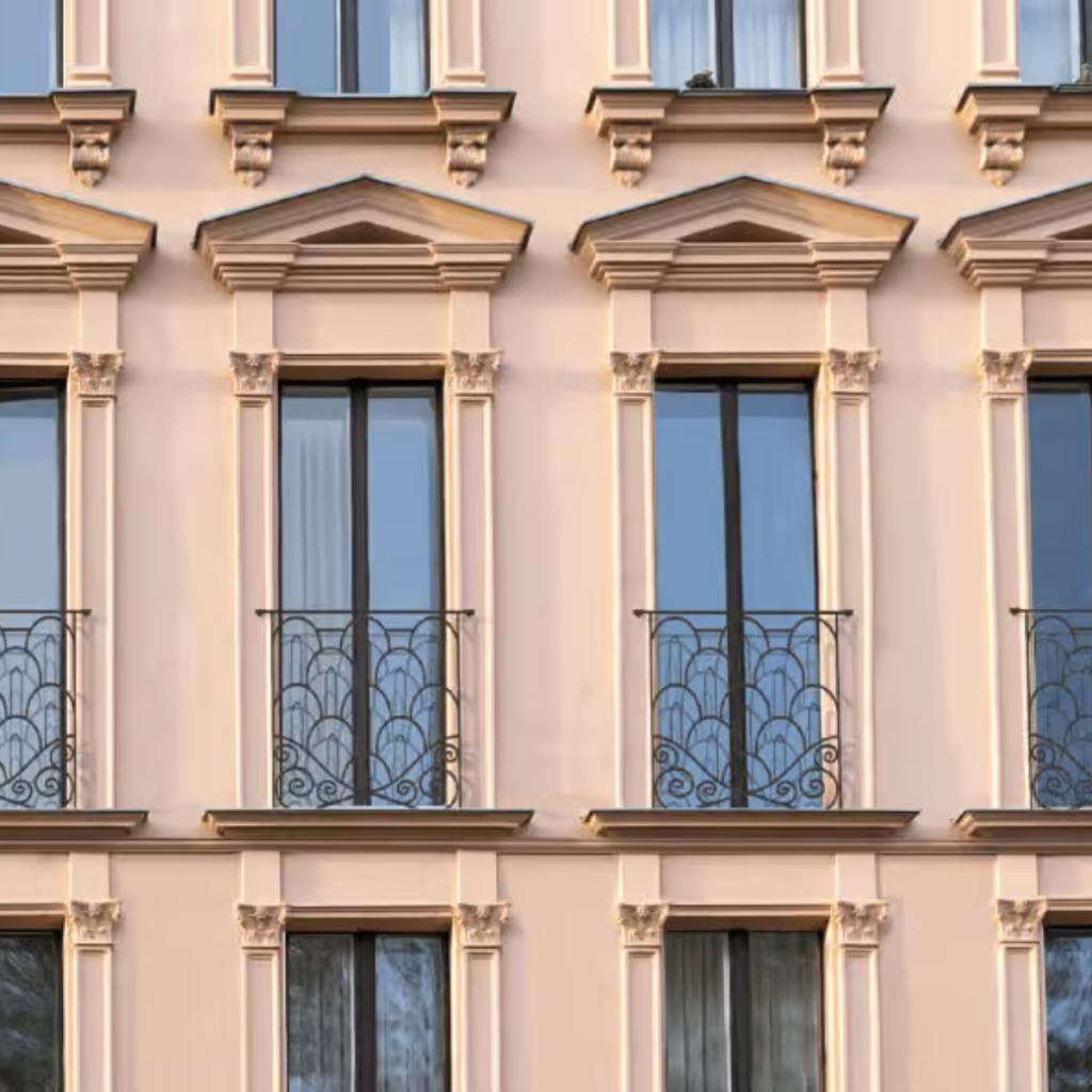 fachada clásica con balcones