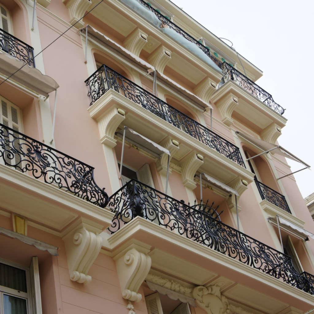 balcones con barandillas de color negro