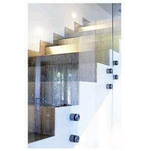 escalera con barandilla de vidrio con tapones metálicos