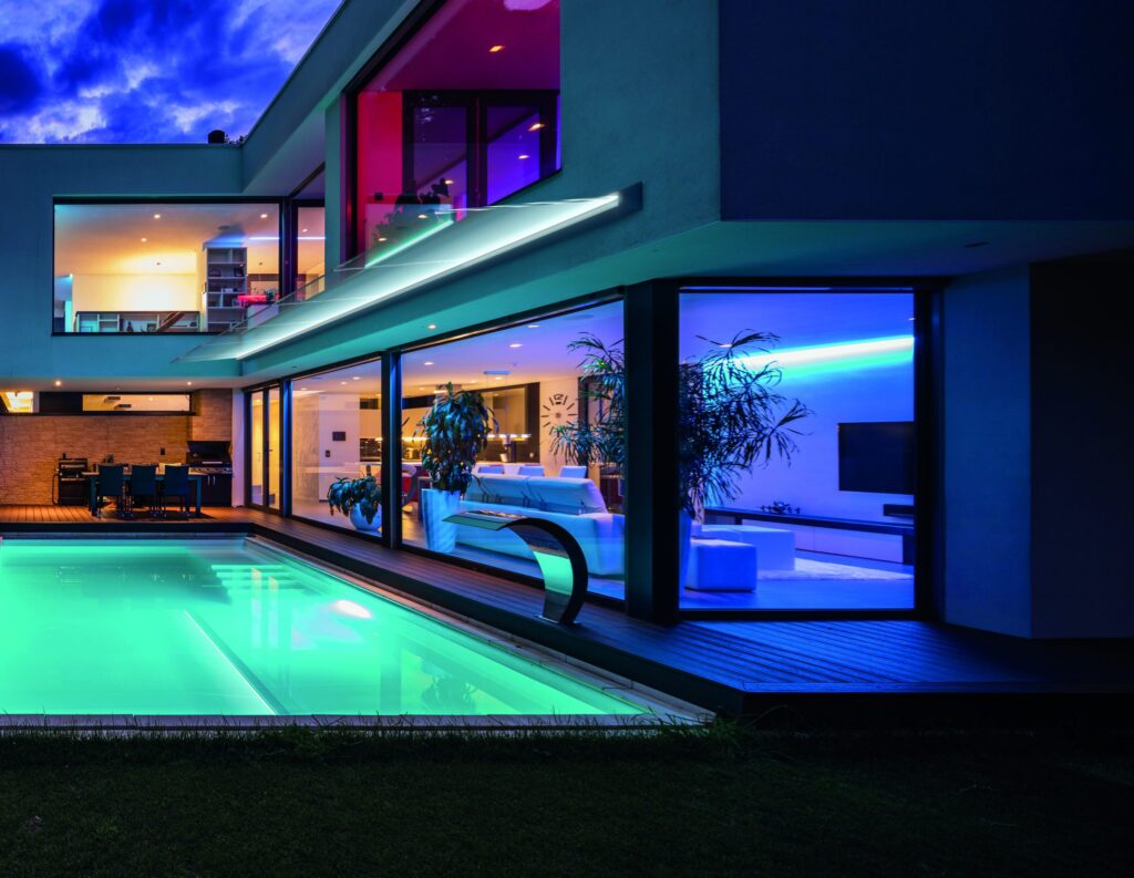 casa con leds de colores