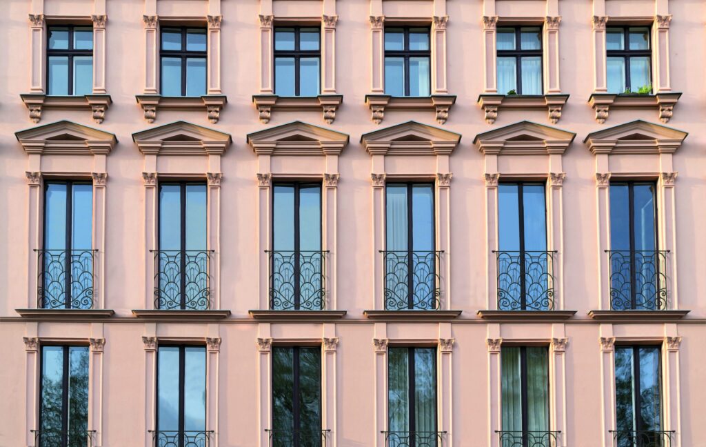 balcones franceses con barandilla negra