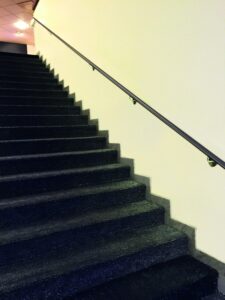 escalera negra con bandarilla negra