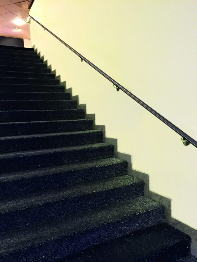 escalera negra con bandarilla negra