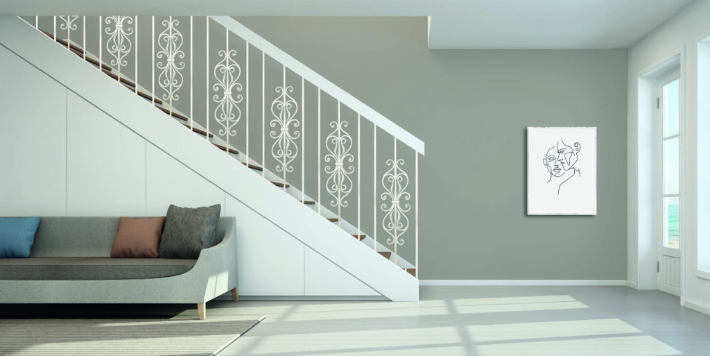 escalera clásica en salón moderno