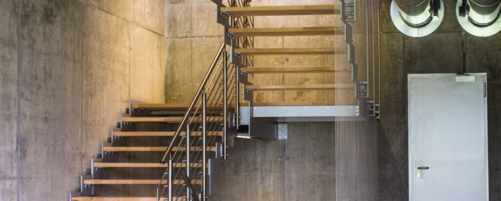 escaleras de madera y metal
