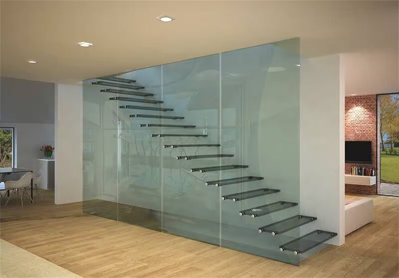 escalera flotante con pared de cristal al lado