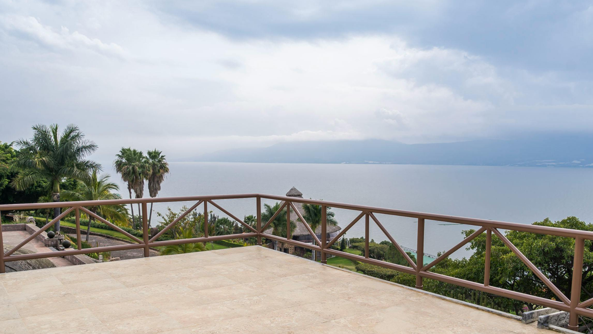 Terraza exterior con barandilla de diseño clásico y vistas panorámicas al mar