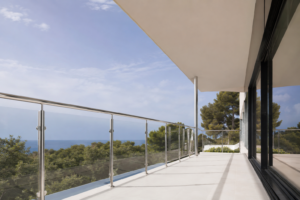 Barandillas de acero inoxidable para exterior con vidrio en una terraza moderna
